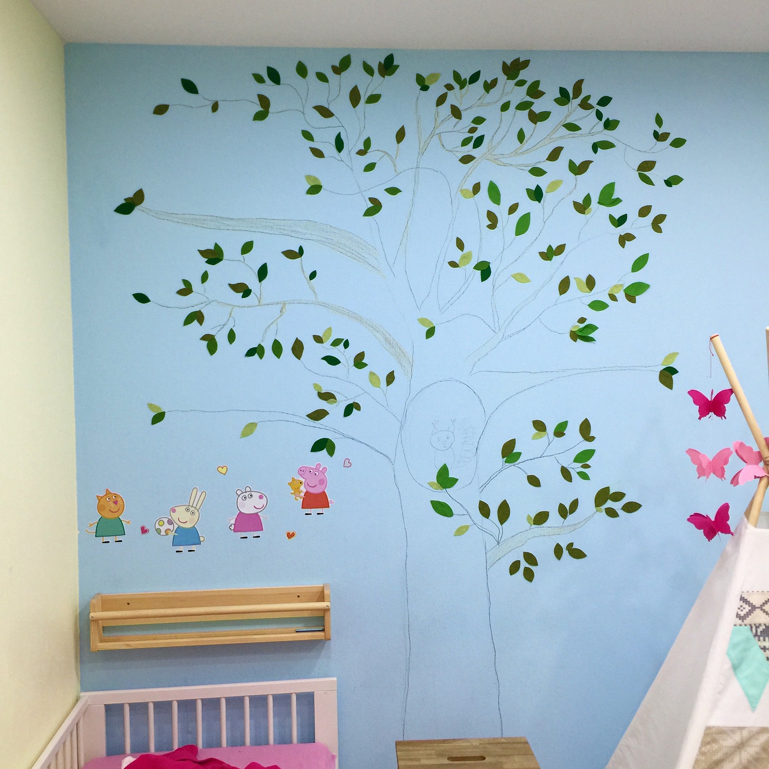 Дерево в детской комнате (декор из фетра)